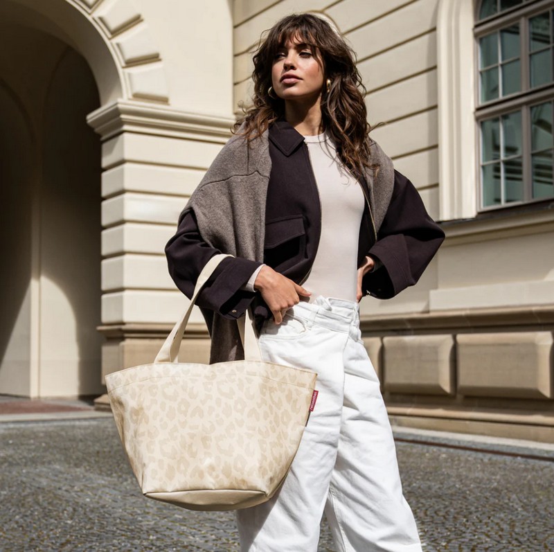 Borsa shopper vaniglia leopardata con chiusura zip, manici e fondo piatto, un'utilissima idea regalo donna o mamma